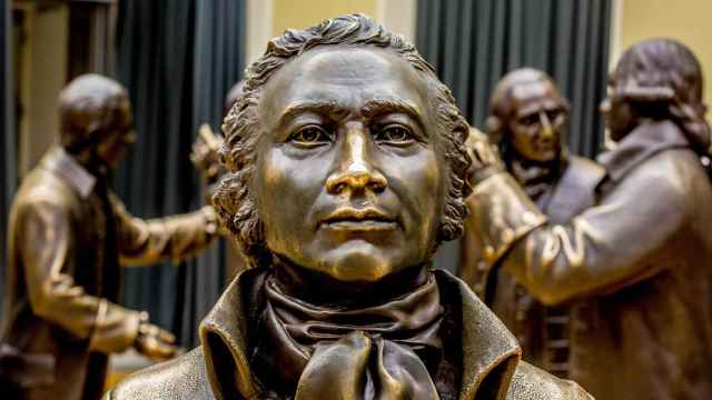 Escultura de Alexander Hamilton en el National Constitution Center de Estados Unidos