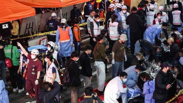Servicios de emergencia de Corea del Sur, asistiendo a los heridos por la avalancha de la multitudinaria fiesta de Halloween en seúl / EFE - EPA - YONHAP SOUTH KOREA OUT