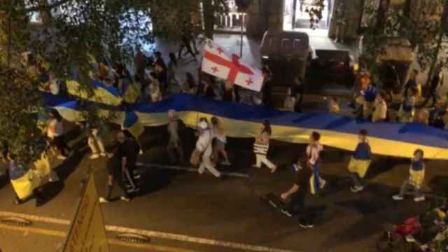 La manifestación contra la invasión rusa de Ucrania, a su paso por la calle Pau Claris de Barcelona / CG