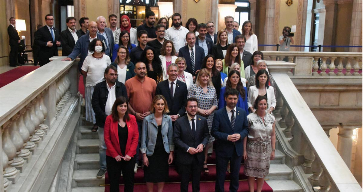 Foto de familia de ERC, Junts per Catalunya, En Comú Podem y PSC tras la aprobación de la ley que reconoce el castellano como lengua de enseñanza / PARLAMENT