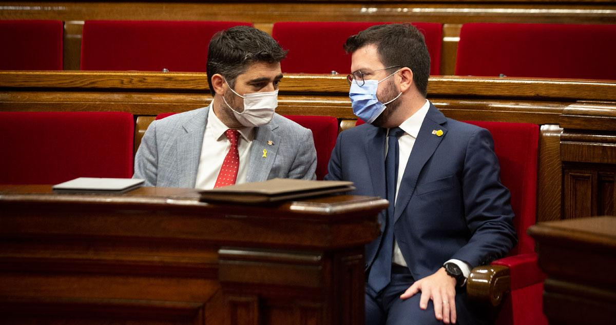 Pere Aragonès (ERC), presidente de la Generalitat de Cataluña, con Jordi Puigneró (JxCat) en el Parlament, donde se ha votado una moción sobre infraestructuras / EP