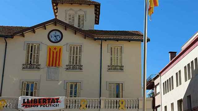 Fachada del Ayuntamiento de Cardedeu sin las banderas española y catalana
