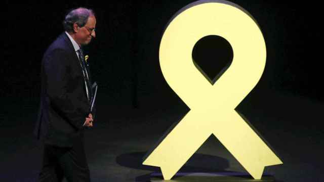 Quim Torra junto a un lazo amarillo, símbolo del desafío independentista / EUROPA PRESS