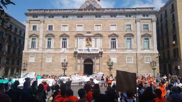 Sanitarios manifestándose ante la Generalitat / @CGTSanidadBCN (TWITTER)