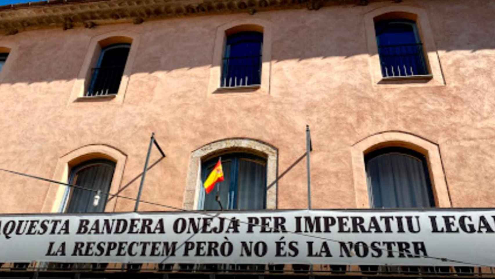 Bandera española en el Ayuntamiento de Bàscara / GOOGLE