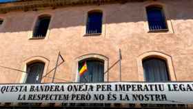 Bandera española en el Ayuntamiento de Bàscara / GOOGLE