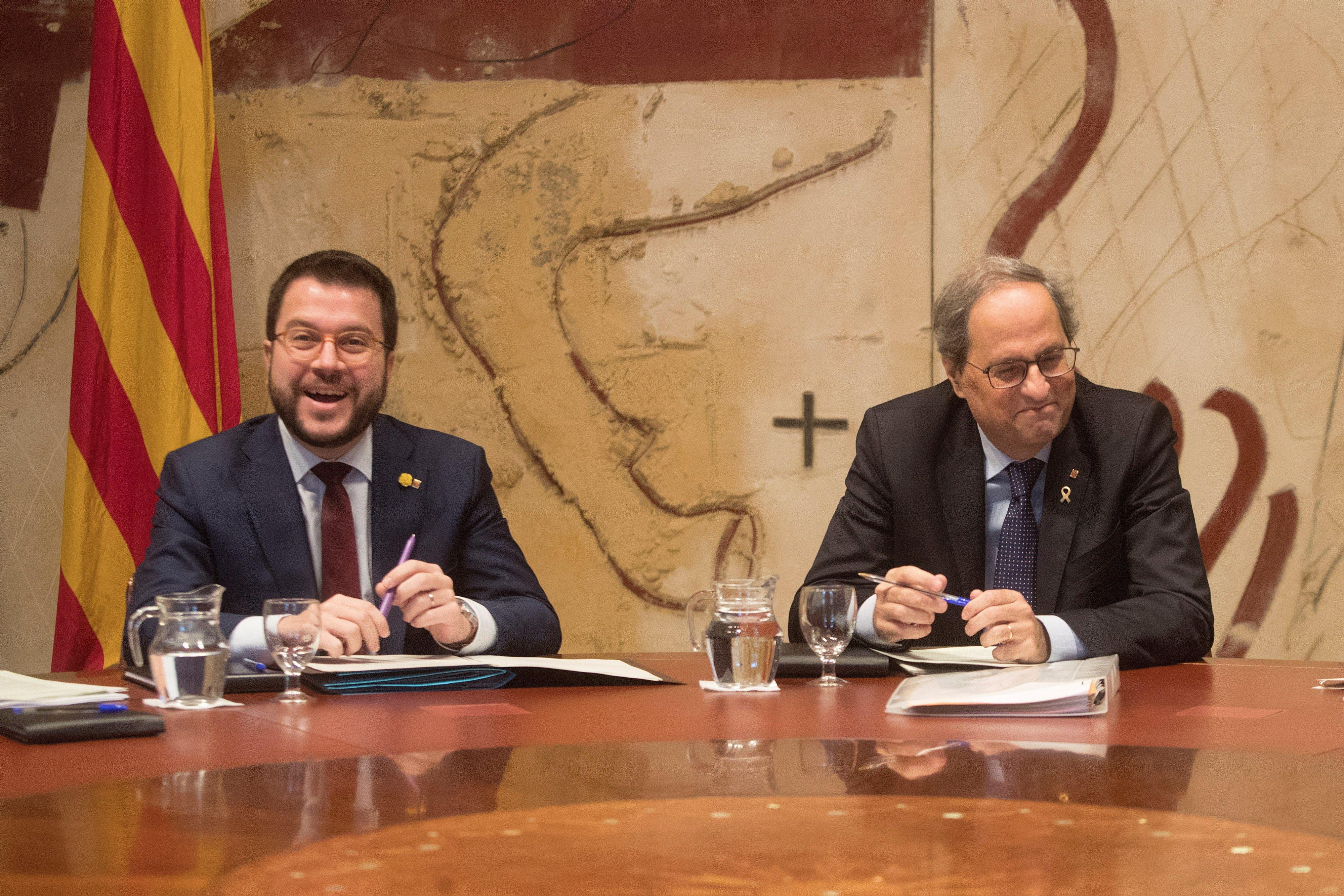 El vicepresidente del Govern y hombre fuerte de Esquerra, Pere Aragonès, junto al presidente de la Generalitat, Quim Torra, de Junts per Catalunya / EFE