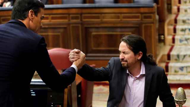 El líder de Unidas Podemos, Pablo Iglesias, estrecha la mano a Pedro Sánchez / EFE