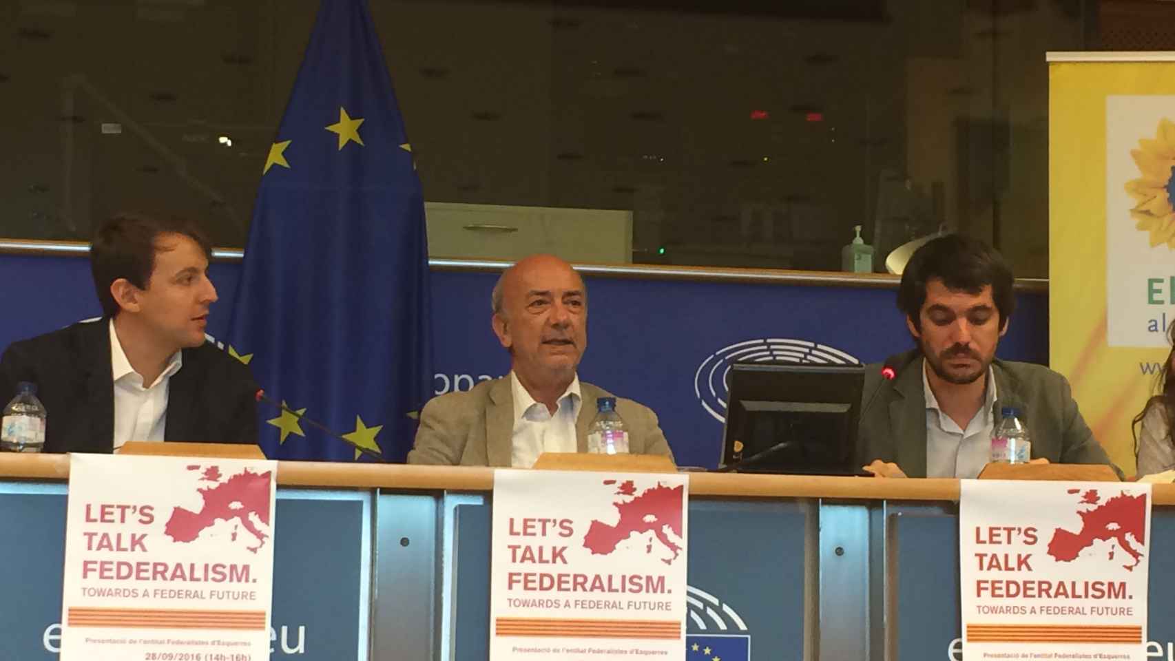 Joan Botella, en el centro de la imagen, durante la presentación de Federalistes d'Esquerra en el Parlamento Europeo / FE