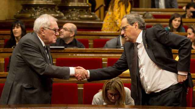 Ernest Maragall, saludando a Quim Torra durante un pleno del Parlamento catalán / EFE