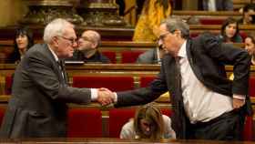 Ernest Maragall, saludando a Quim Torra durante un pleno del Parlamento catalán / EFE