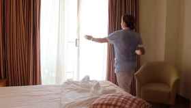 Imagen de una camarera de piso en un hotel / CCOO