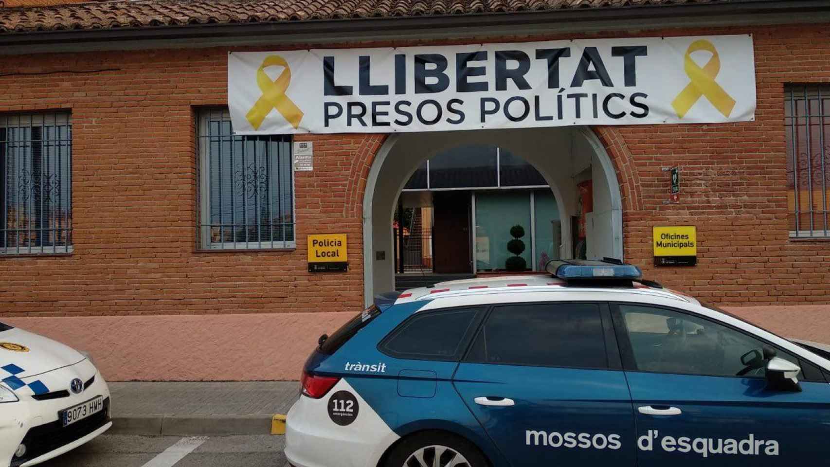 El Ayuntamiento de Vidrieres cuelga la pancarta llibertat presos polítics en la misma entrada que la Policía Local