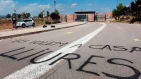 Pintadas en el acceso a la cárcel de Lledoners, donde ingresarán parte de los presos por el 'procés' trasladados a Cataluña / EFE