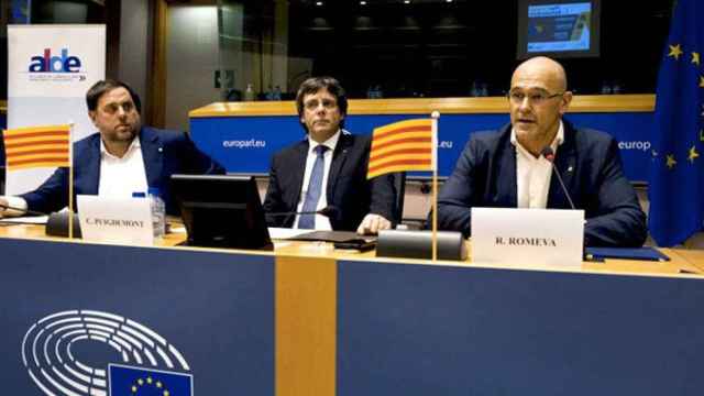 Carles Puigdemont (c), Oriol Junqueras (i) y Raül Romeva (d) en un acto del Diplocat en Bélgica, una de las acciones que investiga el Tribunal de Cuentas / EFE