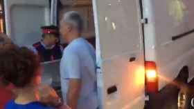 Captura del vídeo que muestra a dos mossos cargando urnas del referéndum ilegal del 1-O en una furgoneta sin identificar / CG
