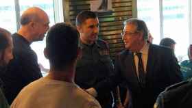 El ministro del interior, José Ignacio Zoido, saluda a los agentes de la Guardia Civil este miércoles en Barcelona / EFE