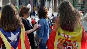 Dos amigas se dirigen a la plaza de la Universidad de Barcelona, para participar en la manifestación en protesta por las cargas policiales del 1-O / EFE