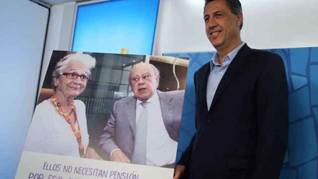 El presidente del PPC, Xavier García Albiol, en la presentación del nuevo material de campaña protagonizado por el matrimonio Pujol / CG