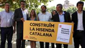 El vicepresidente Oriol Junqueras (en el centro) junto a otros dirigentes de ERC, en un acto en favor de la hacienda catalana / CG