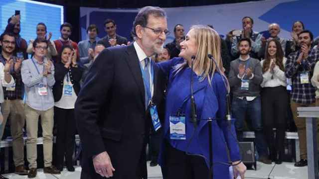 La presidenta de este congreso y de la Comunidad de Madrid, Cristina Cifuentes (d), felicita al presidente del Gobierno, Mariano Rajoy (i), tras ser reelegido como líder del PP / EFE