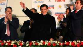 Ahmet Davntoglu, primer ministro turco, celebra la victoria del AKP.