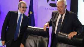 César Alierta (I) con el ministro de Exteriores, José Manuel García Margallo, en un acto celebrado esta mañana en Madrid.