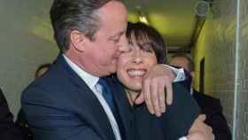 El primer ministro británico y líder 'tory', David Cameron, abrazando a su esposa tras conocerse su victoria en las elecciones.