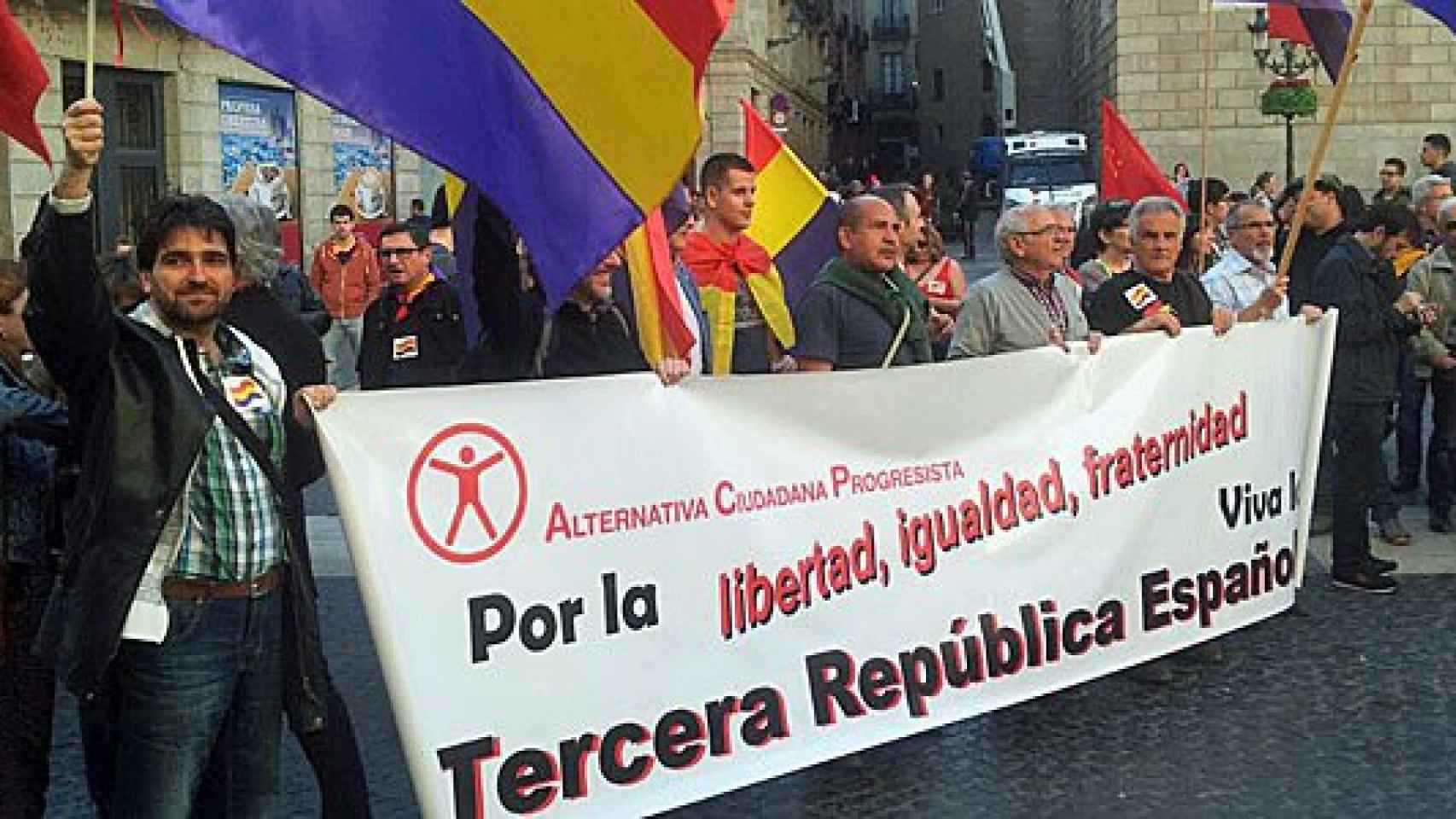 Concentración reivindicativa de la Tercera República Española en la Plaza de Sant Jaume de Barcelona