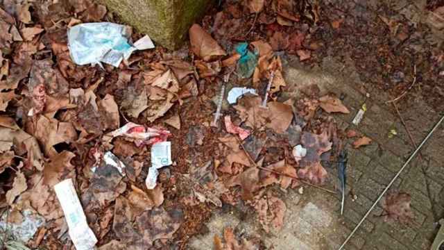 Uno de los patios de colegio afectados por el vandalismo en Girona, donde encuentran jeringuillas, botellas y basura / CEDIDA