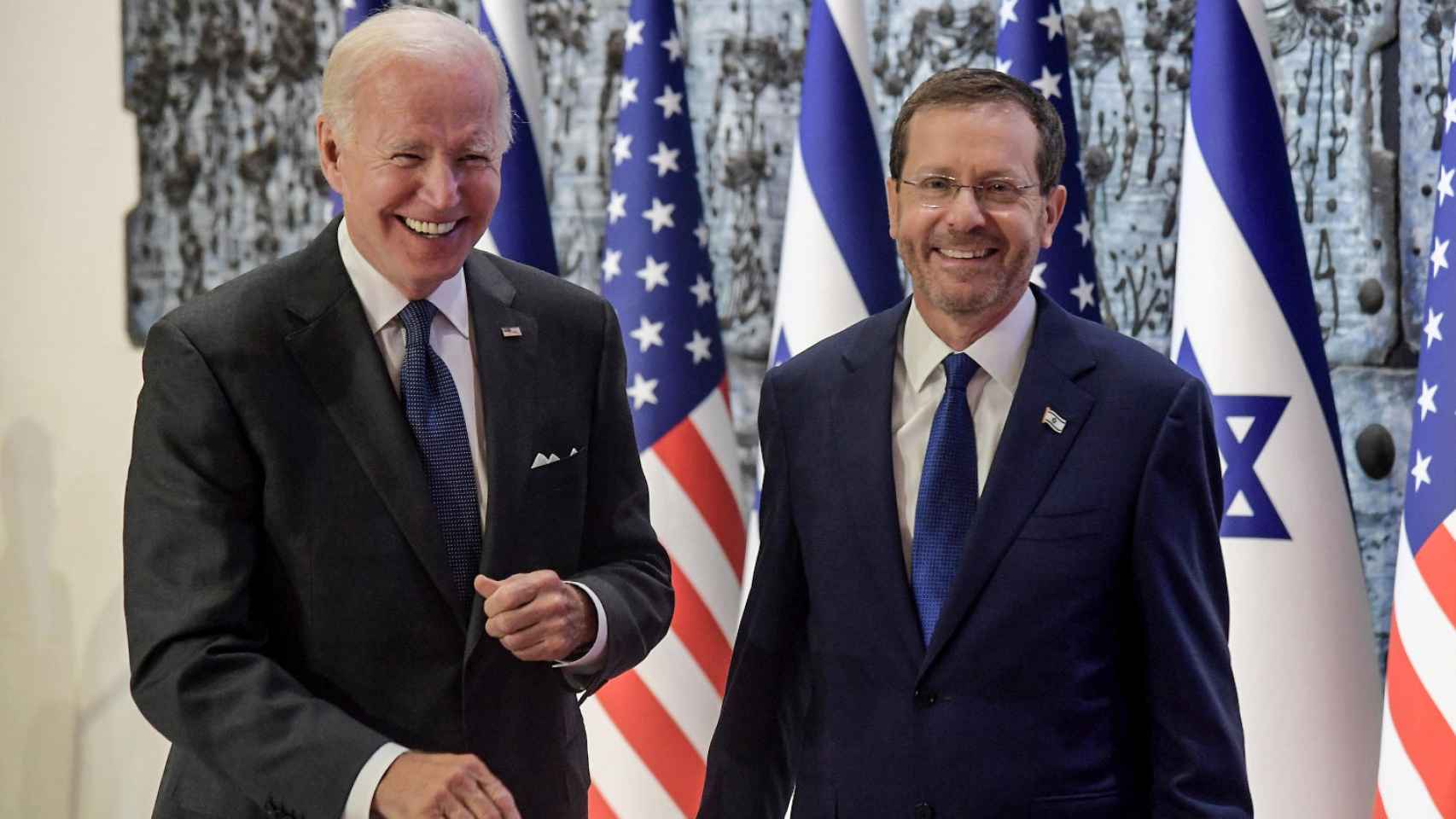 El presidente de EE.UU., Joe Biden (izq.), es recibido por el presidente israelí, Isaac Herzog, antes de su reunión en Jerusalén / EP