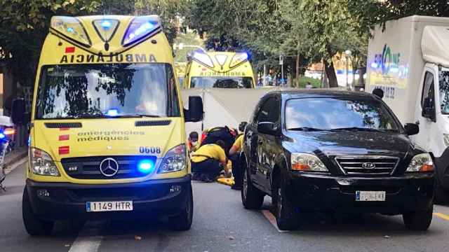 Efectivos del SEM atienden a un joven atropellado en Barcelona / EUROPA PRESS