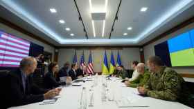 El presidente ucraniano, Volodomir Zelenski, se reúne con el secretario de Estado estadounidense, Antony Blinken, y el secretario de Defensa, Lloyd Austin, en Kiev / EP