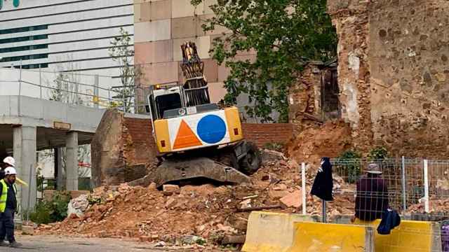 Momento en el que se ha derruido el muro de los años 80 en la masia protegida de Can Valent en Nou Barris / L'Arxiu Històric de Nou Barris