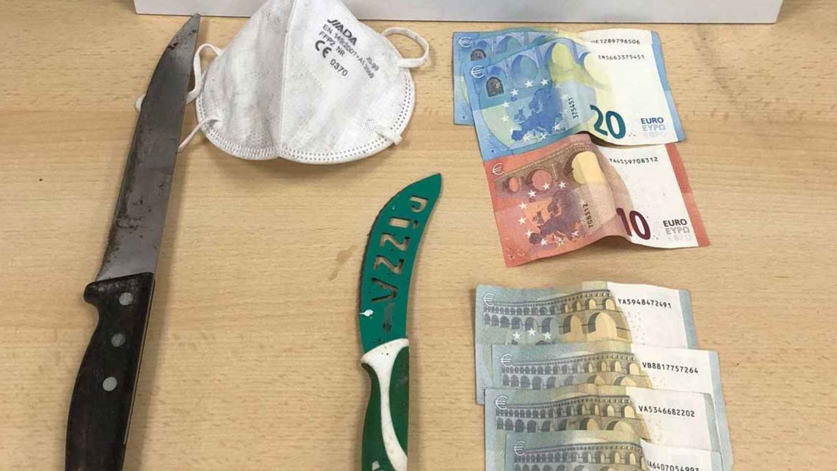 El dinero y los cuchillos de los que se incautaron los Mossos tras la detención del ladrón que asaltó 10 comercios en Sabadell / MOSSOS D'ESQUADRA