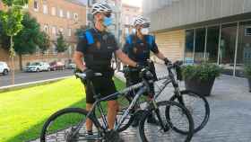 Dos agentes de la Guardia Urbana de Lleida en bicicleta, como los que detuvieron al conductor / GUARDIA URBANA LLEIDA