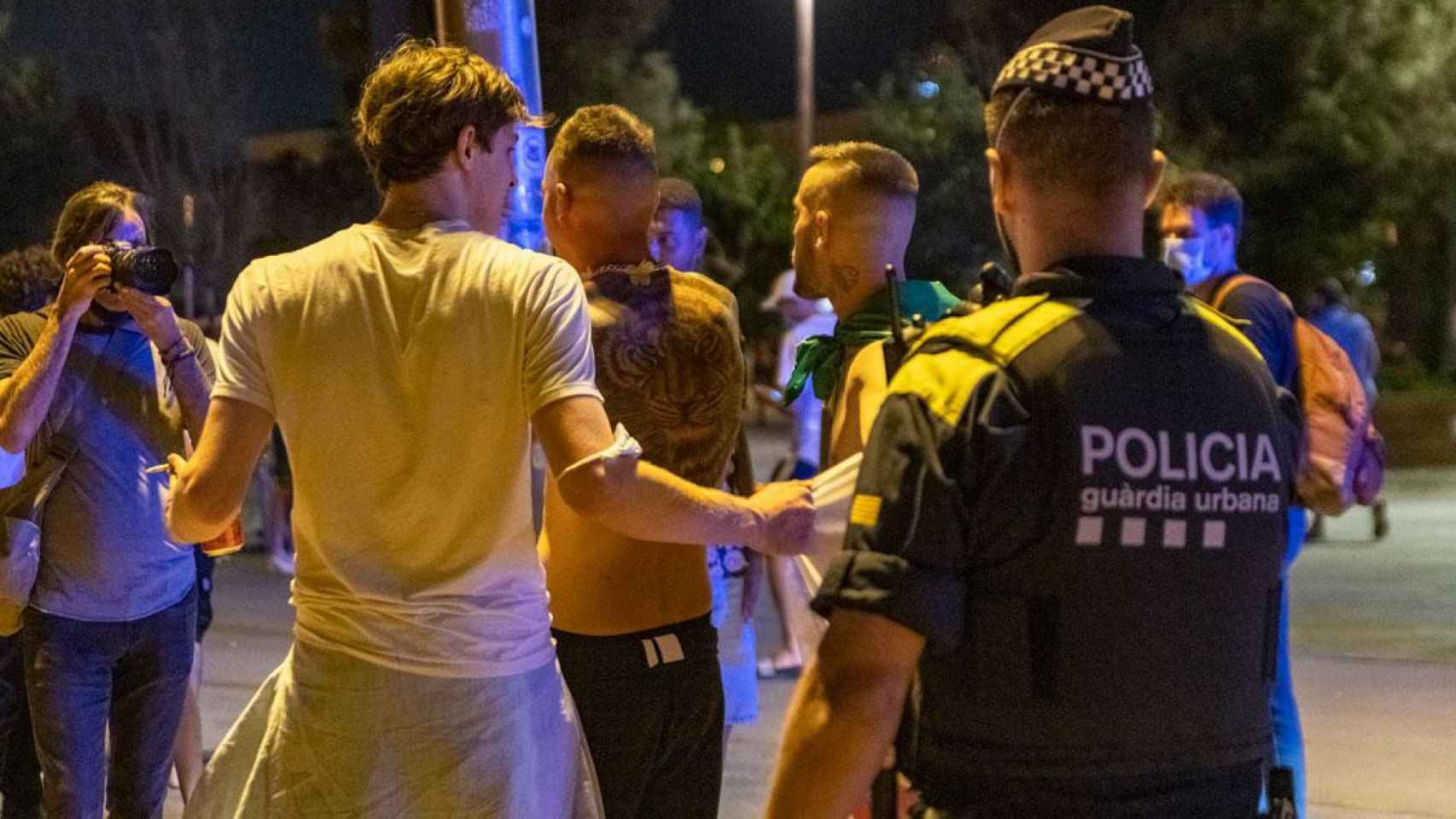 Un agente de la Guardia Urbana de Barcelona, imponiendo el toque de queda nocturno / EP