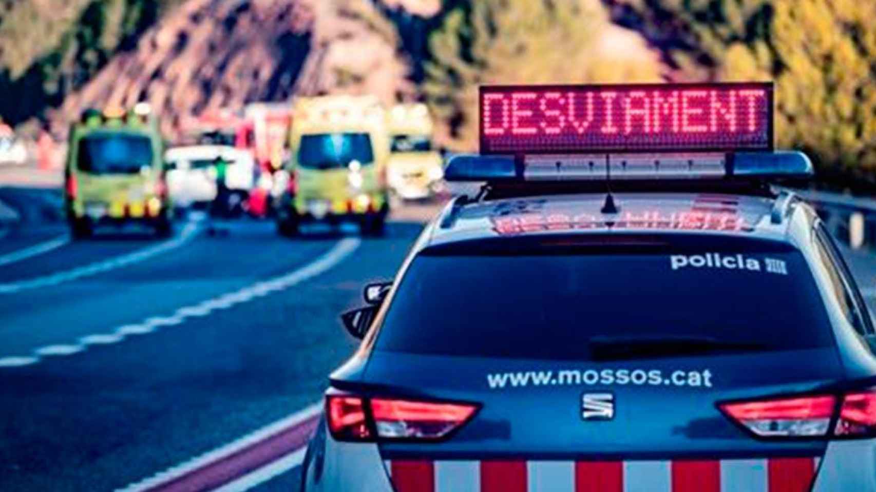 Un coche de Mossos y ambulancias del SEM durante un accidente de tráfico en una imagen de archivo, como los que han atendido al motorista que ha chocado con un camión en L'Esquirol (Barcelona) / TRÀNSIT