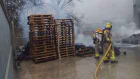 Bomberos trabajando para extinguir el incendio en un polígono de Olesa de Montserrat / BOMBERS DE LA GENERALITAT