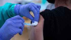 Personal sanitario administra la primera dosis de la vacuna contra el Covid / EUROPA PRESS