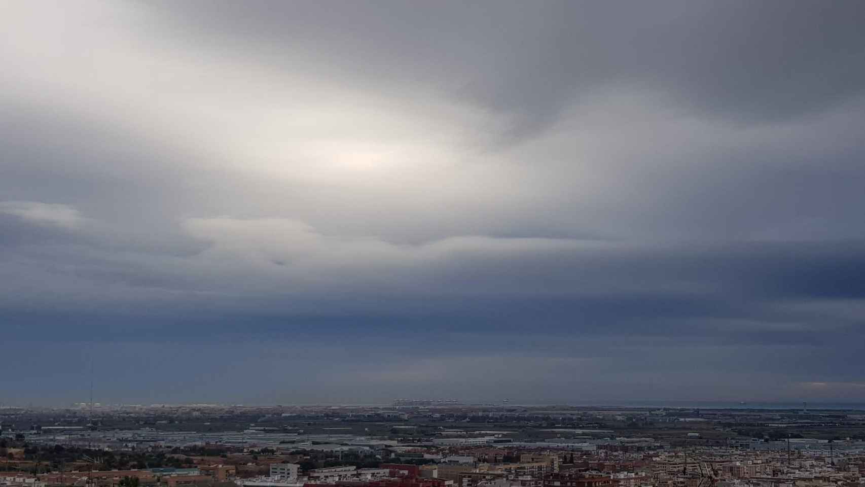 Nubarrones sobre el delta del Llobregat / CARLOS MANZANO