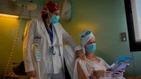 Personal sanitario junto a un paciente en el hospital Vall d'Hebron de Barcelona / EP