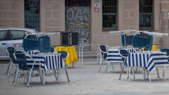 Una terraza vacía tras la entrada en vigor de la restricción de reuniones sociales / EP
