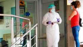 Imagen de un sanitario informado a una paciente en un ambulatorio de la conurbación durante el rebrote de Barcelona / EFE