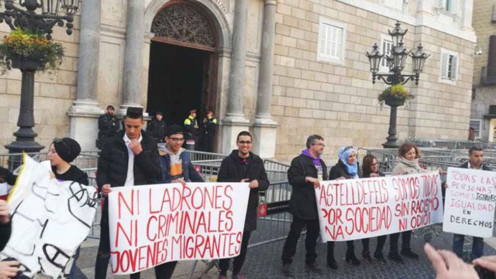 Jóvenes migrantes protestan ante el Ayuntamiento de Barcelona. Nuestros / EXMENAS