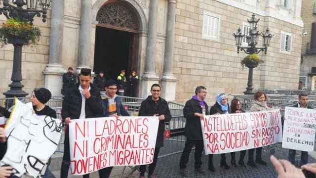 Jóvenes migrantes protestan ante el Ayuntamiento de Barcelona. Nuestros / EXMENAS