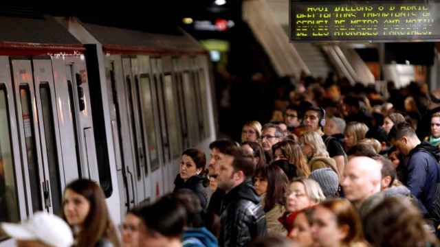 Un andén del metro de Barcelona durante una jornada de huelga / EFE