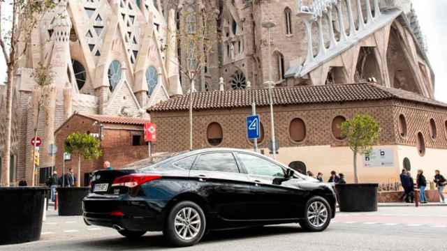 Imagen de un vehículo de Uber ante la Sagrada Familia de Barcelona / CG