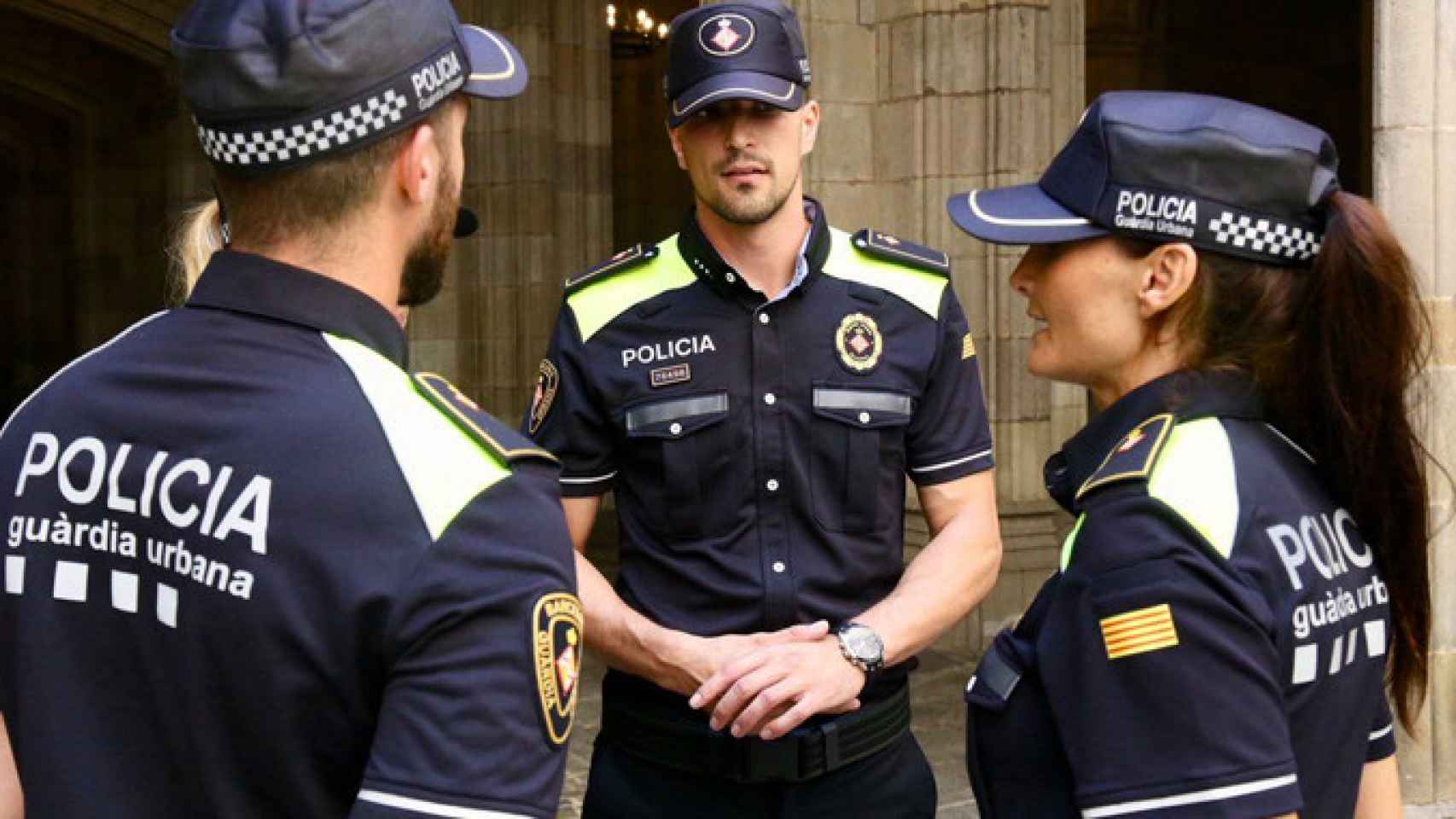 Varios agentes de la Guardia Urbana de Barcelona con el nuevo uniforme de verano / GUB