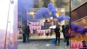 Imagen del acto vandálico en la cristalera del Zara de Portal del Ángel en Barcelona por la huelga feminista del 8M / CG